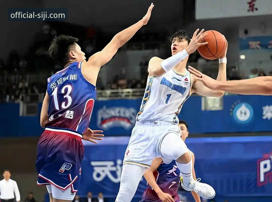 四季安全下载 上海男篮12连胜巩固榜首实战解析